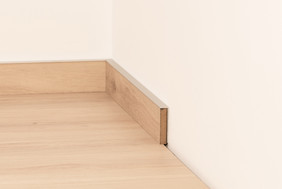 Winkel-Sockelleiste mit Einlage