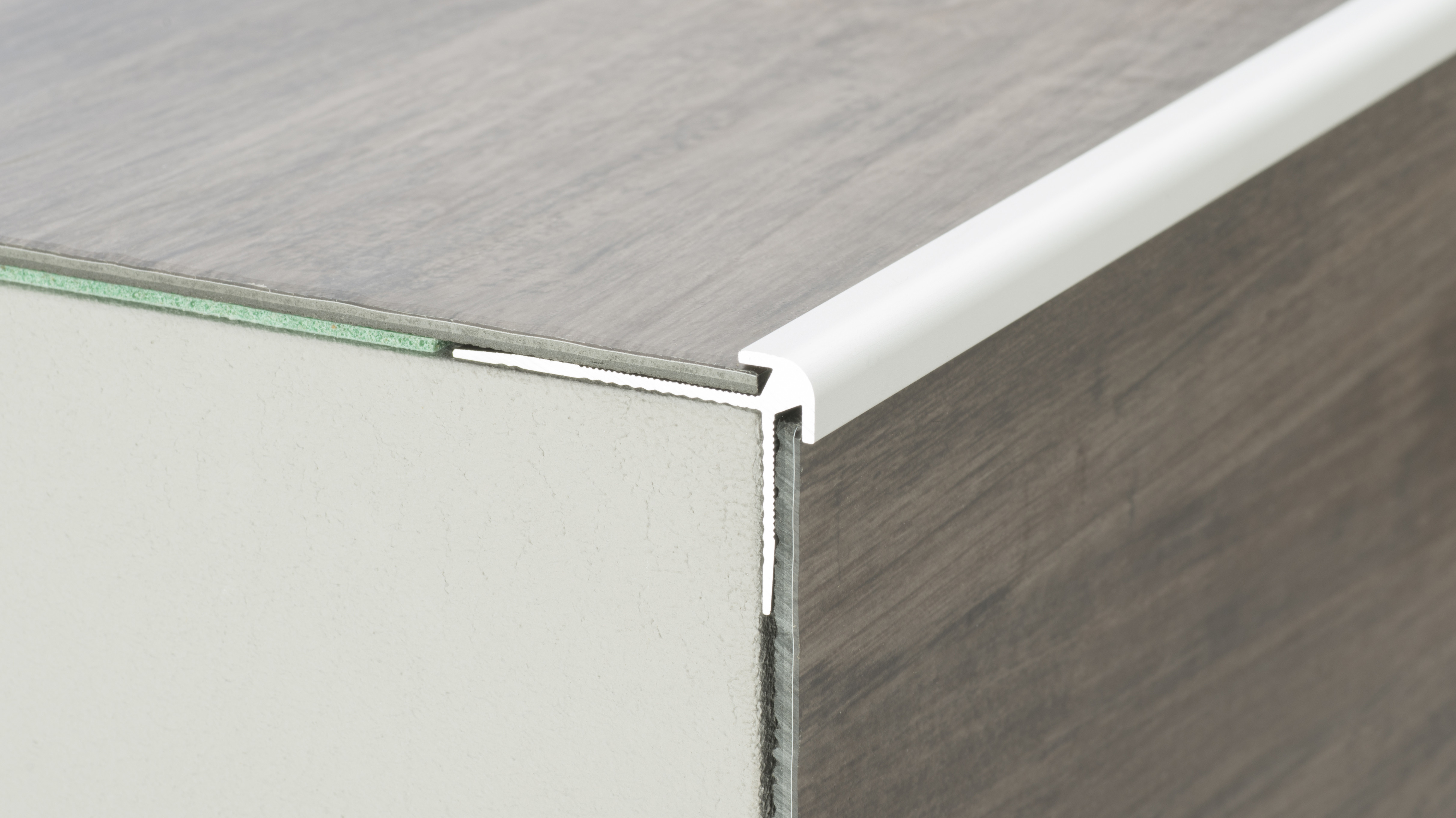 Für elastische Bodenbeläge wie Linoleum, LVT oder PVC eignen sich eher einteilige Profile.