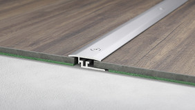 Das zweiteilige Schraubprofilsystem LPS Design ist abgestimmt auf schwimmend verlegte Designbeläge von 3,5 bis 8,5 mm Dicke.