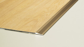 Für LVT-Dryback-Beläge: Das Rampenprofil Nr. 169, in das der Belag bündig eingeklebt wird.